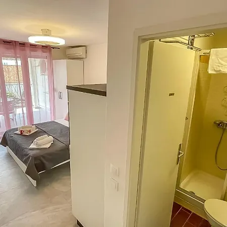 Apartment Rouge